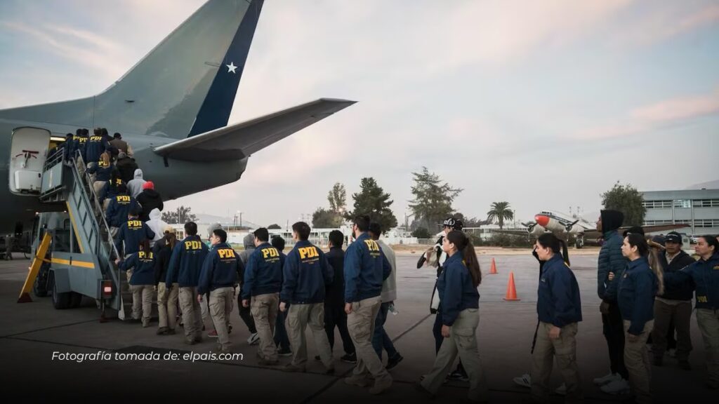 Chile inicia deportaciones masivas y envía a Colombia primer grupo de migrantes expulsados