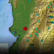 Un sismo de magnitud 5.6 se registró en la mañana de este jueves 14 de mayo de 2026 en Colombia, de acuerdo con el boletín actualizado del Servicio Geológico Colombiano. El movimiento telúrico ocurrió a las 7:48 a. m. y tuvo como epicentro El Litoral del San Juan (Docordó), en el departamento del Chocó. Según el reporte oficial, el evento sísmico tuvo una profundidad de 112 kilómetros y fue percibido en diferentes regiones del país. En las ciudades capitales del Eje Cafetero, como Manizales, Pereira y Armenia, ciudadanos reportaron que el temblor se sintió con bastante fuerza, generando momentos de preocupación y evacuaciones preventivas en edificios, oficinas y establecimientos comerciales. Organismos de gestión del riesgo y autoridades locales adelantan monitoreos para verificar posibles afectaciones. Hasta el momento, no se han reportado personas lesionadas ni daños de gravedad tras el movimiento telúrico.