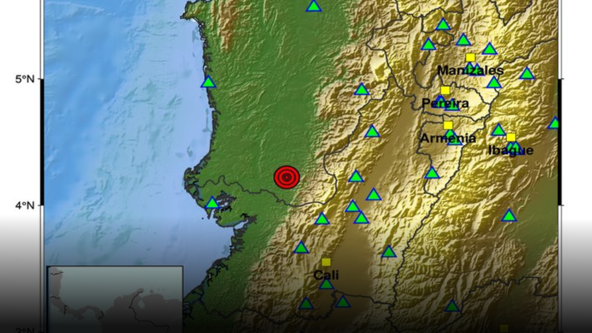 Un sismo de magnitud 5.6 se registró en la mañana de este jueves 14 de mayo de 2026 en Colombia, de acuerdo con el boletín actualizado del Servicio Geológico Colombiano. El movimiento telúrico ocurrió a las 7:48 a. m. y tuvo como epicentro El Litoral del San Juan (Docordó), en el departamento del Chocó. Según el reporte oficial, el evento sísmico tuvo una profundidad de 112 kilómetros y fue percibido en diferentes regiones del país. En las ciudades capitales del Eje Cafetero, como Manizales, Pereira y Armenia, ciudadanos reportaron que el temblor se sintió con bastante fuerza, generando momentos de preocupación y evacuaciones preventivas en edificios, oficinas y establecimientos comerciales. Organismos de gestión del riesgo y autoridades locales adelantan monitoreos para verificar posibles afectaciones. Hasta el momento, no se han reportado personas lesionadas ni daños de gravedad tras el movimiento telúrico.