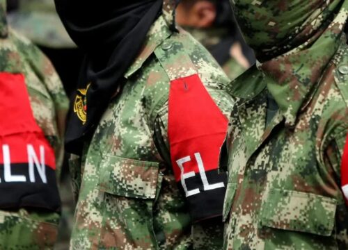 ELN “condena” a cinco años de cautiverio a funcionarios secuestrados en Colombia