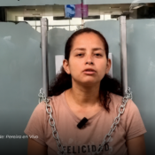 Madre se encadena frente a Coosalud para exigir atención urgente para su bebe de 3 meses.