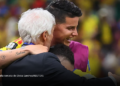El abrazo entre Pékerman, James y Juanfer que emocionó a Colombia El abrazo entre Pékerman, James y Juanfer que emocionó a Colombia