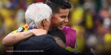 El abrazo entre Pékerman, James y Juanfer que emocionó a Colombia El abrazo entre Pékerman, James y Juanfer que emocionó a Colombia