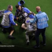 Incidente en la banda: camarógrafo resultó afectado durante Colombia vs. Uzbekistán