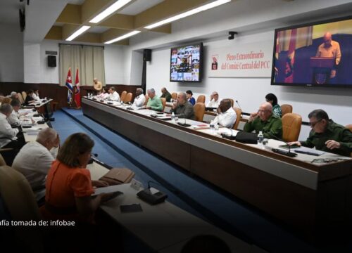 La Habana impulsa una histórica apertura económica para enfrentar la crisis La Habana impulsa una histórica apertura económica para enfrentar la crisis