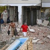 Venezuela intensifica labores de rescate tras terremotos que dejan más de 160 fallecidos y cerca de mil heridos