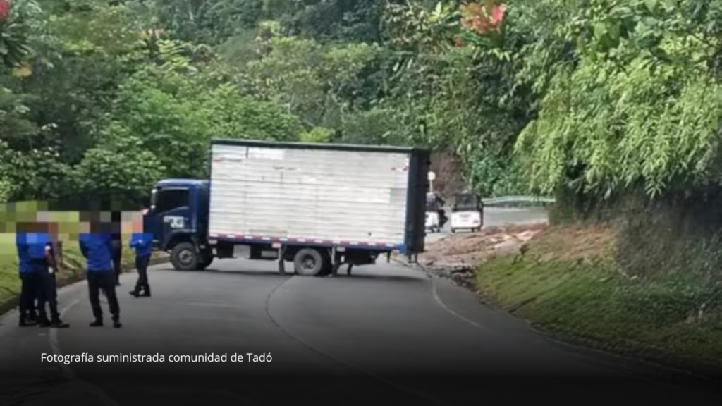 Bloqueos y ataques armados elevan la tensión en la vía entre Risaralda y Chocó