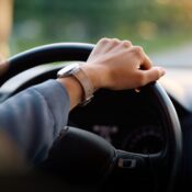 Ministerio de Transporte fija nuevos requisitos para licencias de conducción de personas con discapacidad auditiva