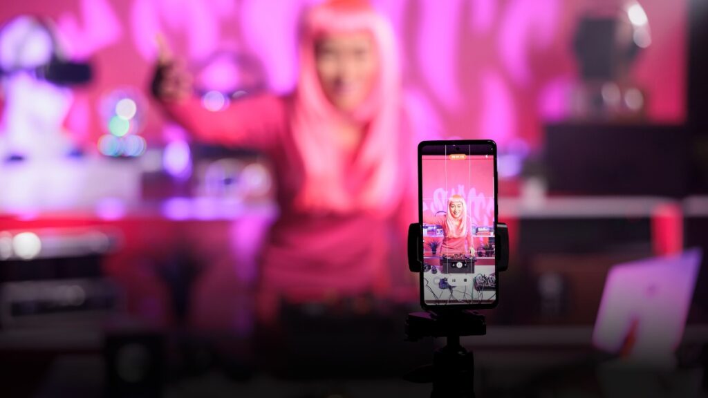 Estudio advierte alta presencia de contenido creado con IA en TikTok para nuevos usuarios