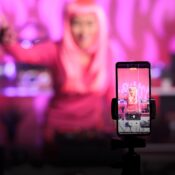 Estudio advierte alta presencia de contenido creado con IA en TikTok para nuevos usuarios