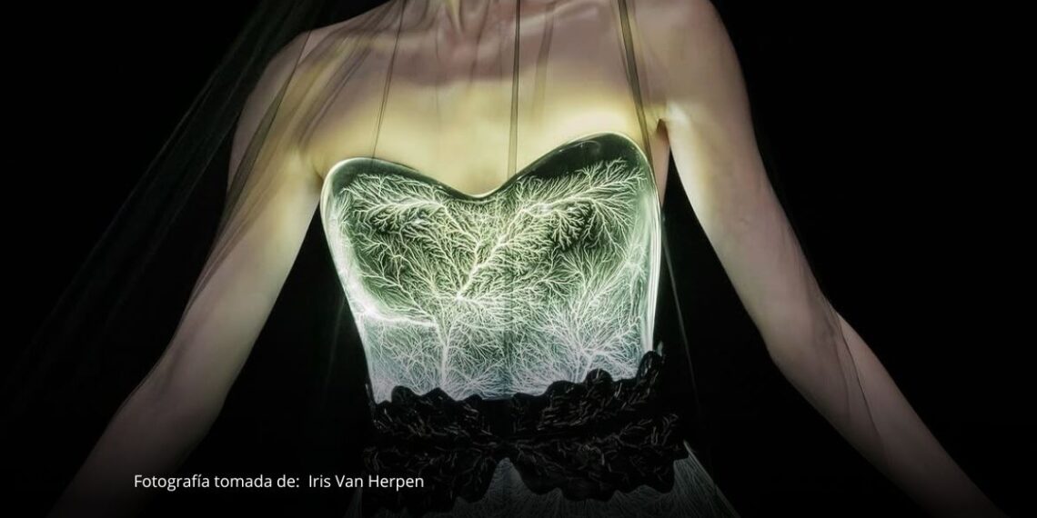 Iris Van Herpen revolucionó la alta costura con un vestido elaborado con plasma Iris Van Herpen revolucionó la alta costura con un vestido elaborado con plasma
