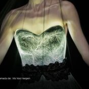 Iris Van Herpen revolucionó la alta costura con un vestido elaborado con plasma