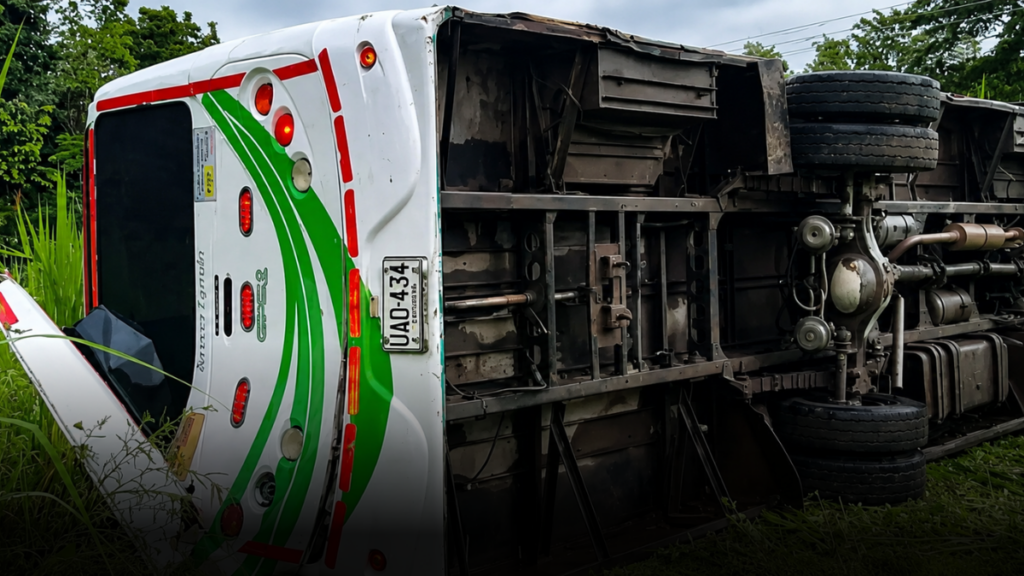 Bus escolar se volcó en zona rural de Apartadó; más de 20 menores resultaron heridos