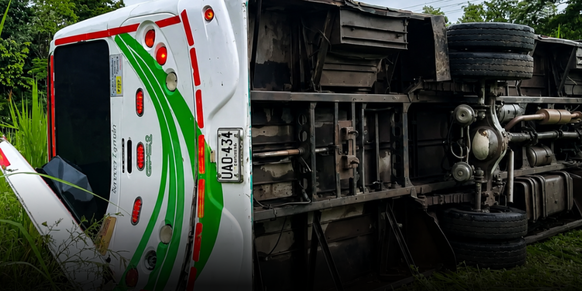 Bus escolar se volcó en zona rural de Apartadó; más de 20 menores resultaron heridos Bus escolar se volcó en zona rural de Apartadó; más de 20 menores resultaron heridos