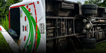 Bus escolar se volcó en zona rural de Apartadó; más de 20 menores resultaron heridos