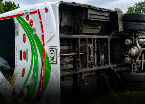 Bus escolar se volcó en zona rural de Apartadó; más de 20 menores resultaron heridos Bus escolar se volcó en zona rural de Apartadó; más de 20 menores resultaron heridos