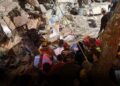 Niño es rescatado con vida tras más de 32 horas atrapado bajo los escombros en Cali