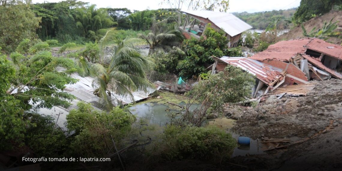 Diez viviendas colapsaron hacia el río Cauca en Manizales y 22 personas sobrevivieron Diez viviendas colapsaron hacia el río Cauca en Manizales y 22 personas sobrevivieron