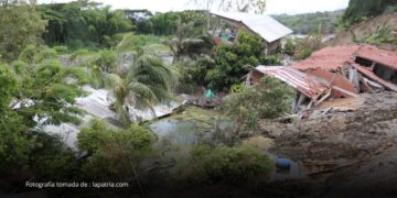 Diez viviendas colapsaron hacia el río Cauca en Manizales y 22 personas sobrevivieron