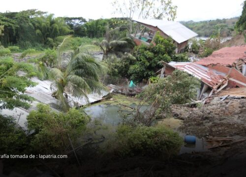 Diez viviendas colapsaron hacia el río Cauca en Manizales y 22 personas sobrevivieron Diez viviendas colapsaron hacia el río Cauca en Manizales y 22 personas sobrevivieron