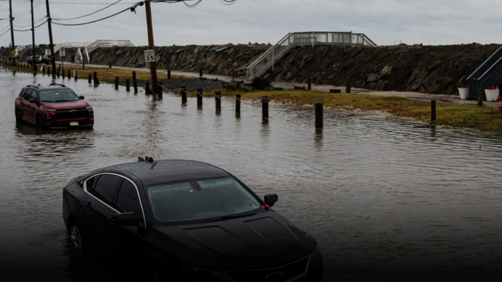 Tormenta deja inundaciones y miles de hogares sin electricidad en la costa este de EE. UU.