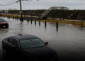 Tormenta deja inundaciones y miles de hogares sin electricidad en la costa este de EE. UU.