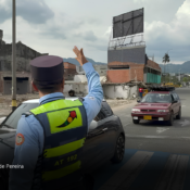 Vehículo fue inmovilizado en Pereira tras arrollar a un agente durante un control