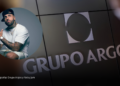 La iniciativa Adopta un Hogar, liderada por Grupo Argos y el artista Nicky Jam, contempla la construcción de 100 viviendas para familias afectadas por el terremoto del pasado 10 de agosto en Caldas. La Gobernación departamental aportará la mano de obra necesaria para desarrollar las obras. De acuerdo con la distribución inicial del proyecto, Chinchiná será el municipio priorizado para estas soluciones habitacionales, en articulación con la Federación Nacional de Cafeteros. La selección definitiva de los hogares dependerá de la revisión de los censos, las condiciones de las familias y la validación de los predios. El anuncio se suma a las acciones que adelanta el departamento para atender las afectaciones ocasionadas por el sismo. Según los registros de la Gobernación, cerca de 22.000 viviendas presentan algún grado de daño y 2.989 fueron reportadas con destrucción total. Mientras avanza este proceso, Adopta un Hogar ya comenzó a materializar su compromiso nacional de construir 1.000 viviendas. La primera fue entregada en Quibdó y posteriormente se entregó otra en Ciudad Bolívar, Antioquia. El plan contempla además 500 viviendas en Chocó, 235 en Valle del Cauca, 100 en Risaralda, 40 en Quindío y 25 en Antioquia. En total, la iniciativa concentra sus esfuerzos en seis departamentos afectados por el terremoto. Para el caso de Caldas, la construcción se desarrollará mediante la articulación entre la iniciativa privada y las autoridades territoriales, mientras se avanza en la identificación de las familias que serán beneficiadas. La iniciativa Adopta un Hogar, liderada por Grupo Argos y el artista Nicky Jam, contempla la construcción de 100 viviendas para familias afectadas por el terremoto del pasado 10 de agosto en Caldas. La Gobernación departamental aportará la mano de obra necesaria para desarrollar las obras. De acuerdo con la distribución inicial del proyecto, Chinchiná será el municipio priorizado para estas soluciones habitacionales, en articulación con la Federación Nacional de Cafeteros. La selección definitiva de los hogares dependerá de la revisión de los censos, las condiciones de las familias y la validación de los predios. El anuncio se suma a las acciones que adelanta el departamento para atender las afectaciones ocasionadas por el sismo. Según los registros de la Gobernación, cerca de 22.000 viviendas presentan algún grado de daño y 2.989 fueron reportadas con destrucción total. Mientras avanza este proceso, Adopta un Hogar ya comenzó a materializar su compromiso nacional de construir 1.000 viviendas. La primera fue entregada en Quibdó y posteriormente se entregó otra en Ciudad Bolívar, Antioquia. El plan contempla además 500 viviendas en Chocó, 235 en Valle del Cauca, 100 en Risaralda, 40 en Quindío y 25 en Antioquia. En total, la iniciativa concentra sus esfuerzos en seis departamentos afectados por el terremoto. Para el caso de Caldas, la construcción se desarrollará mediante la articulación entre la iniciativa privada y las autoridades territoriales, mientras se avanza en la identificación de las familias que serán beneficiadas.