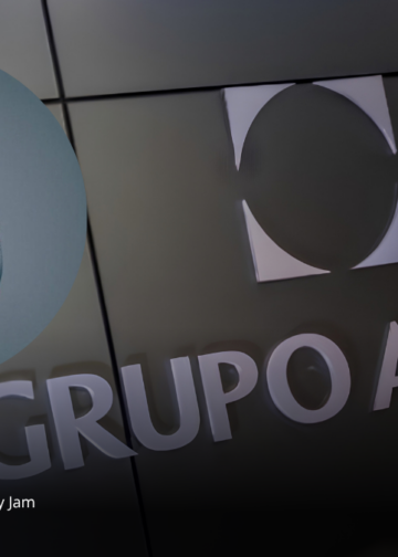 La iniciativa Adopta un Hogar, liderada por Grupo Argos y el artista Nicky Jam, contempla la construcción de 100 viviendas para familias afectadas por el terremoto del pasado 10 de agosto en Caldas. La Gobernación departamental aportará la mano de obra necesaria para desarrollar las obras. De acuerdo con la distribución inicial del proyecto, Chinchiná será el municipio priorizado para estas soluciones habitacionales, en articulación con la Federación Nacional de Cafeteros. La selección definitiva de los hogares dependerá de la revisión de los censos, las condiciones de las familias y la validación de los predios. El anuncio se suma a las acciones que adelanta el departamento para atender las afectaciones ocasionadas por el sismo. Según los registros de la Gobernación, cerca de 22.000 viviendas presentan algún grado de daño y 2.989 fueron reportadas con destrucción total. Mientras avanza este proceso, Adopta un Hogar ya comenzó a materializar su compromiso nacional de construir 1.000 viviendas. La primera fue entregada en Quibdó y posteriormente se entregó otra en Ciudad Bolívar, Antioquia. El plan contempla además 500 viviendas en Chocó, 235 en Valle del Cauca, 100 en Risaralda, 40 en Quindío y 25 en Antioquia. En total, la iniciativa concentra sus esfuerzos en seis departamentos afectados por el terremoto. Para el caso de Caldas, la construcción se desarrollará mediante la articulación entre la iniciativa privada y las autoridades territoriales, mientras se avanza en la identificación de las familias que serán beneficiadas. La iniciativa Adopta un Hogar, liderada por Grupo Argos y el artista Nicky Jam, contempla la construcción de 100 viviendas para familias afectadas por el terremoto del pasado 10 de agosto en Caldas. La Gobernación departamental aportará la mano de obra necesaria para desarrollar las obras. De acuerdo con la distribución inicial del proyecto, Chinchiná será el municipio priorizado para estas soluciones habitacionales, en articulación con la Federación Nacional de Cafeteros. La selección definitiva de los hogares dependerá de la revisión de los censos, las condiciones de las familias y la validación de los predios. El anuncio se suma a las acciones que adelanta el departamento para atender las afectaciones ocasionadas por el sismo. Según los registros de la Gobernación, cerca de 22.000 viviendas presentan algún grado de daño y 2.989 fueron reportadas con destrucción total. Mientras avanza este proceso, Adopta un Hogar ya comenzó a materializar su compromiso nacional de construir 1.000 viviendas. La primera fue entregada en Quibdó y posteriormente se entregó otra en Ciudad Bolívar, Antioquia. El plan contempla además 500 viviendas en Chocó, 235 en Valle del Cauca, 100 en Risaralda, 40 en Quindío y 25 en Antioquia. En total, la iniciativa concentra sus esfuerzos en seis departamentos afectados por el terremoto. Para el caso de Caldas, la construcción se desarrollará mediante la articulación entre la iniciativa privada y las autoridades territoriales, mientras se avanza en la identificación de las familias que serán beneficiadas.
