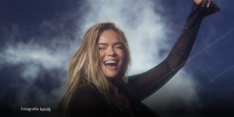 Karol G gana cuatro premios Billboard Latinos y se destaca entre los artistas de la gala